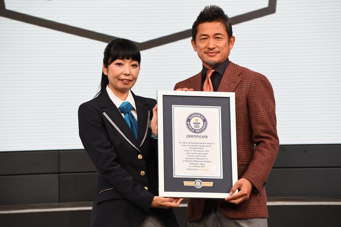 Poziranje s certifikatom, ki ga je dobil za vpis v Guinnessovo knjigo rekordov. | Foto: Getty Images