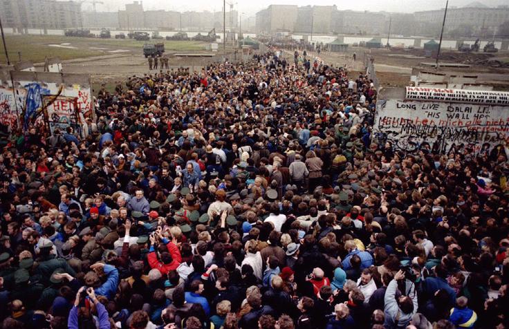 Fotografija je nastala 12. novembra 1989. Prikazuje vzhodne Berlinčane, ki so se na Potsdamer Platzu srečali s prebivalci zahodnega dela mesta. | Foto: Reuters
