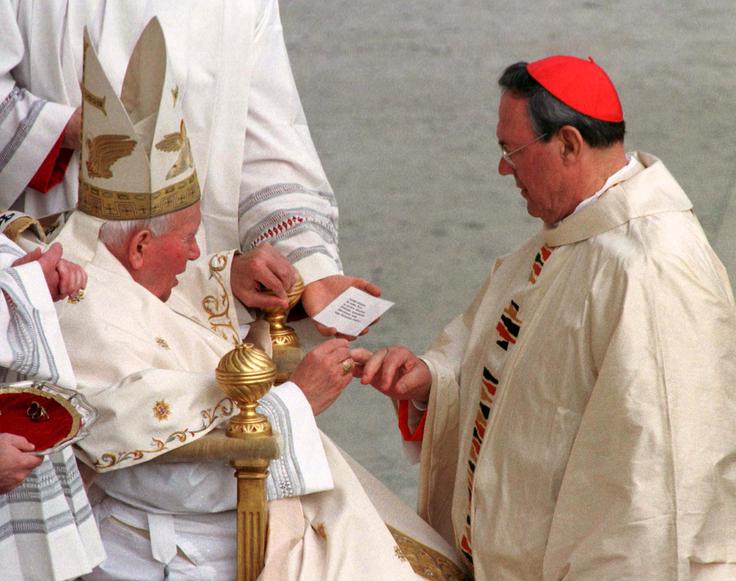 Kardinal in nadškof Toronta Alojzij Ambrožič (desno) in papež Janez Pavel II. | Foto: Reuters