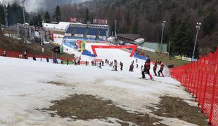 Veter in spomladanske temperature odnesle slalom na Sljemenu, Hrvati že v sredo pod plazom kritik