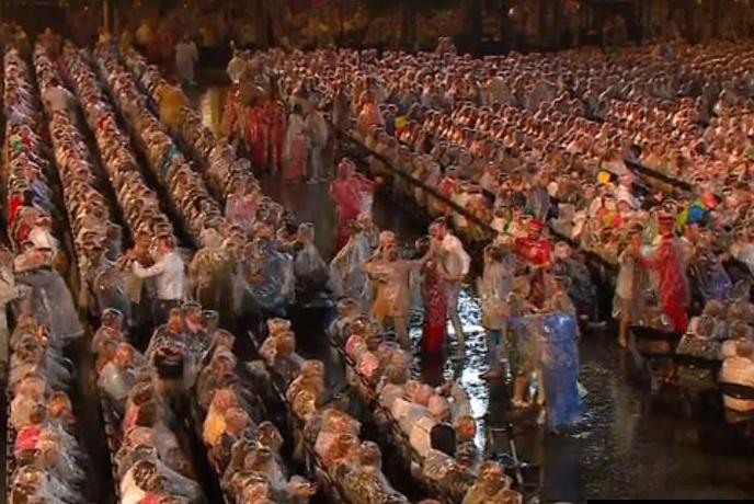 Več tisoč ljudi zaplesalo na dežju #video