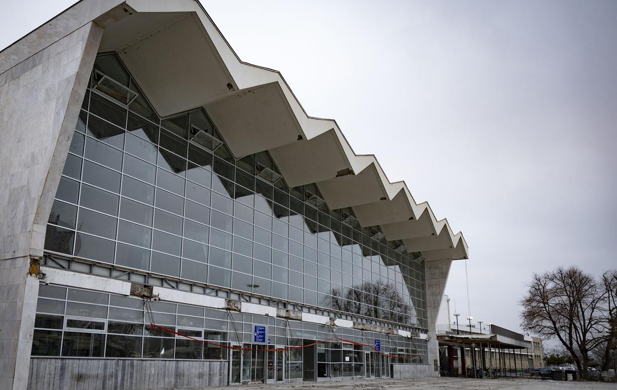 Železniška postaja Novi Sad | Prejšnjo soboto je več kot 100 tisoč Srbov obeležilo prvo obletnico nesreče v Novem Sadu. Protestniki so takrat ponovno pozvali k volitvam. Kritiki opozarjajo, da je nesreča v Novem Sadu simbol zakoreninjene korupcije v Srbiji. | Foto Ana Kovač