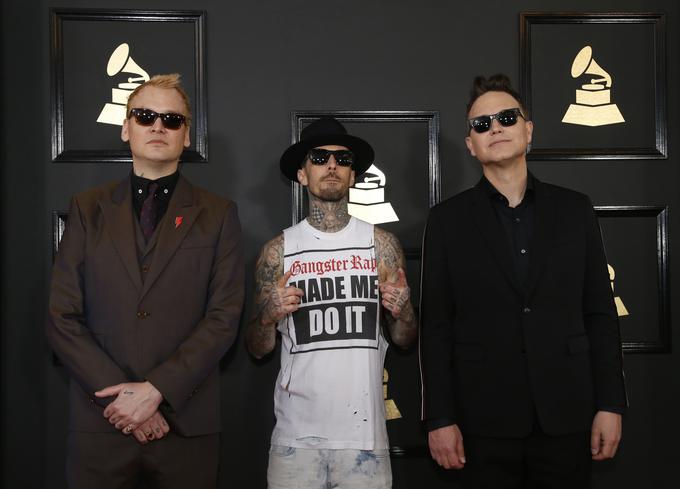 Travis (na sredini) je Marku (desno) sporočil, da ga ima rad. Poleg njiju zasedbo Blink-182 sestavlja še Matt Skiba. | Foto: Reuters