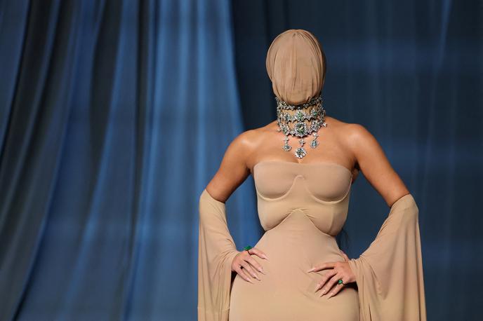 Kim Kardashian | Kim Kardashian je celotnemu videzu dodala vlečko in ruto, s katero je prekrila svojo glavo. | Foto Reuters