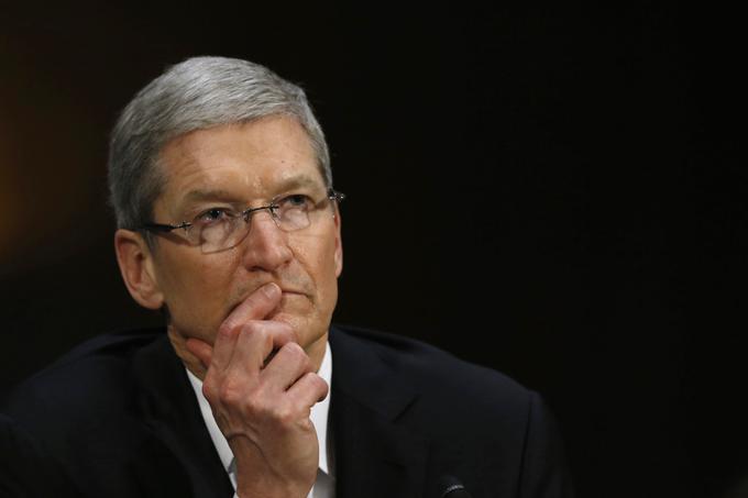 Apple vztraja, da je njihovo sodelovanje s preiskovalci stalno, hitro in popolno. Na sliki: glavni izvršni direktor družbe Apple Tim Cook. | Foto: Reuters