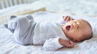 Ali je mogoče dojenčka naučiti, da bo spal vso noč? #video
