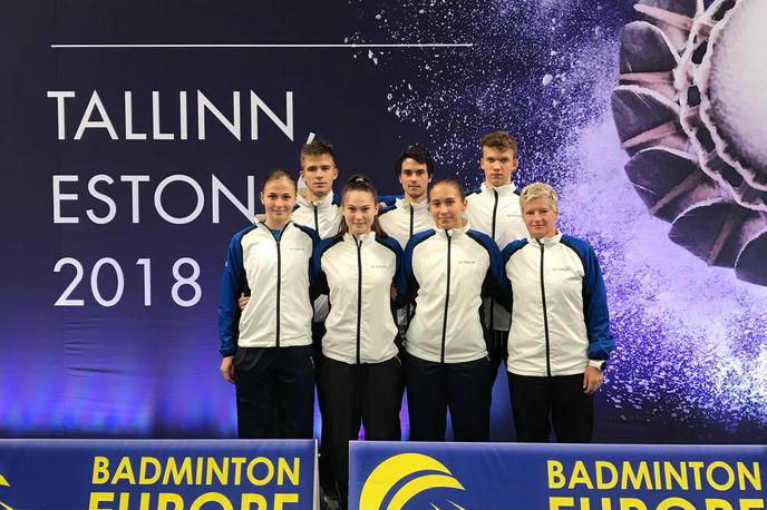 badminton | V Talinu te dni poteka evropsko mladinsko prvenstvo v badmintonu. Slovenske barve pod vodstvom trenerke Maje Kersnik (na fotografiji skrajno desno) zastopajo Maruša Vračar, Petra Polanc, Nike Brajkovič, Ian Spiller (v zgornji vrsti z leve strani), Domen Lonzarić in Klemen Lesničar.