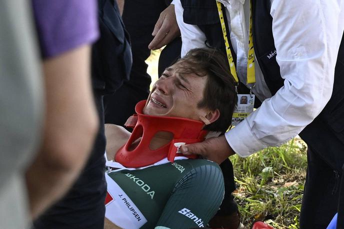 Jasper Pihlipsen | Jasper Philipsen je doživel grd padec in odstopil z drike v 3. etapi Dirke po Franciji. | Foto Guliverimage