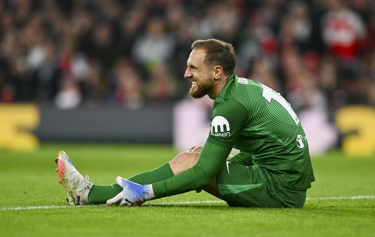 Jan Oblak | Jan Oblak se je v 19. minuti srečanja prijel za koleno, a na srečo ni prišlo do poškodbe. V nadaljevanju je Arsenal v drugem času prerešetal njegovo mrežo. | Foto Guliverimage