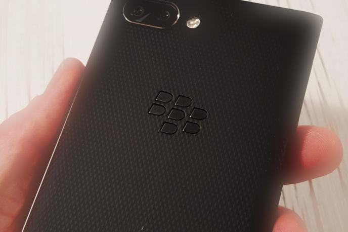 BlackBerry Key2 | BlackBerry je pred dobrim desetletjem dominiral tako rekoč vse znamke razen Nokie, a nikjer drugje ni bil priljubljen tako zelo kot na poslovnem trgu. Kdor je v službo hodil v pisarno, je preprosto moral imeti BlackBerry. To je bil tudi čas, ko se je pravi globalni prehod s fizičnih tipkovnic na virtualne in s tem na zaslone na dotik šele dobro začenjal. BlackBerryji so ponujali najboljše iz obeh svetov, zato so bili za mnoge uporabnike logična izbira.  | Foto Matic Tomšič