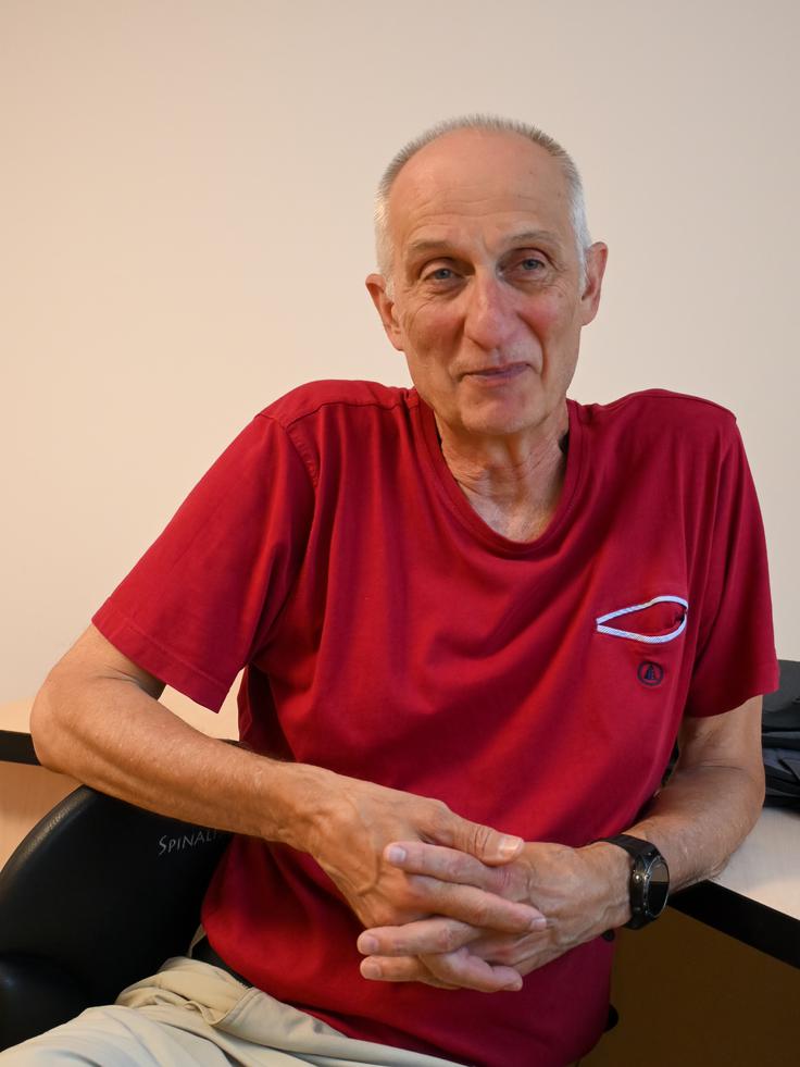 Vladimir Habjan z navdušenjem razlaga o brezpotjih. | Foto: Matej Podgoršek