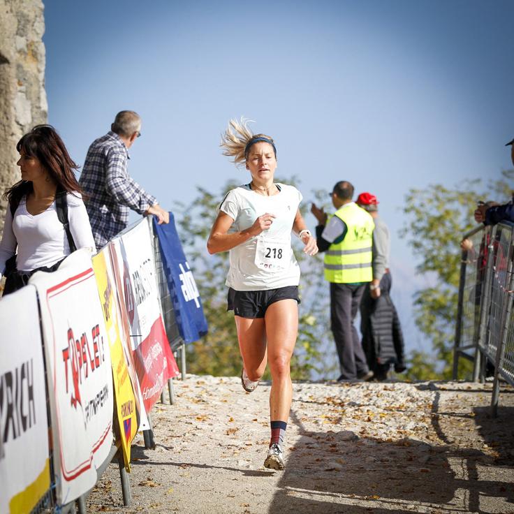 Barbara Trunkelj je na vrh Šmarne gore prek Grmade pritekla v 56 minutah in 27 sekundah, kar je zadostovalo za 9. mesto v ženski konkurenci in prvo med Slovenkami.  | Foto: Peter Kastelic