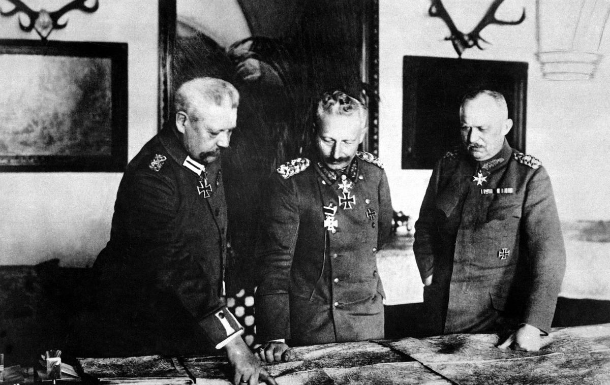 Nemški cesar Viljem II., feldmaršal Paul von Hindenburg in general Erich Ludendorff | Nemški cesar Viljem II. (na sredini), feldmaršal Paul von Hindenburg (levo) in general Erich Ludendorff na zemljevidu preučujejo položaj na fronti med prvo svetovno vojno. | Foto Wikimedia Commons