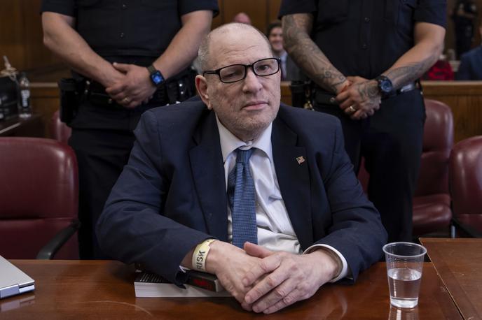 Harvey Weinstein | Weinstein tudi v primeru oprostilne sodbe na drugem sojenju v New Yorku ne bo odkorakal na prostost, saj je bil za spolni napad in posilstvo obsojen tudi v Los Angelesu, in sicer na 16 let zapora. Tudi na to obsodbo se je pritožil, postopek pa še ni končan. | Foto Guliverimage
