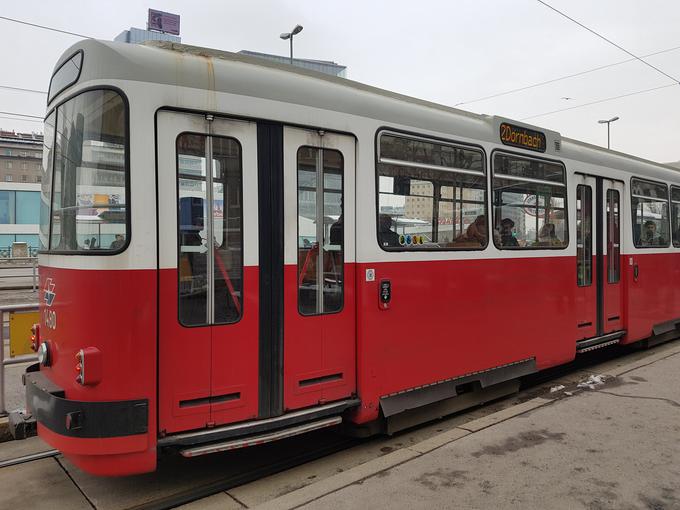 Na 29 tramvajskih progah na Dunaju se letno prepelje več kot 305 milijonov potnikov. Avstrijska prestolnica ima še pet prog podzemne železnice, ki letno prepeljejo dobrih 440 milijonov potnikov, in 127 avtobusnih prog, ki letno preštejejo skoraj 210 milijonov potnikov. Na območju mesta Dunaj v sistemu javnega potniškega prevoza sodelujejo tudi primestni in medkrajevni vlaki. | Foto: Srdjan Cvjetović