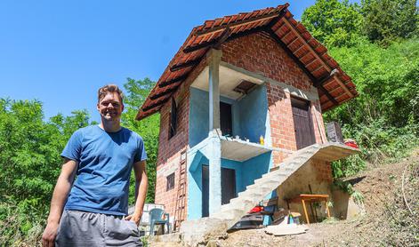 Vplivnež že mesec dni obnavlja hišo, ki jo je kupil za pet tisoč evrov: tako je videti danes