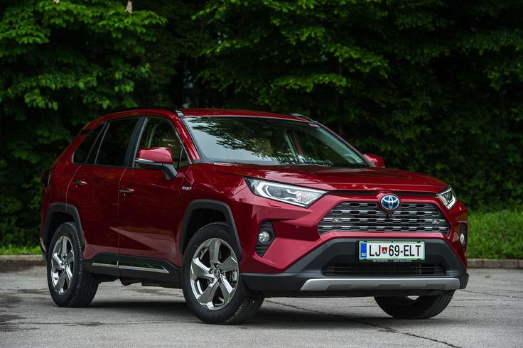 RAV4 je z oblikovnega vidika vsekakor drugačen. Številne kupce bo prepričal ravno zaradi svojega možatega videza. | Foto: Gašper Pirman