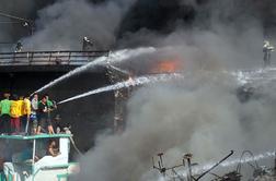 V požaru v tovarni vžigalic med več deset mrtvimi tudi otroci