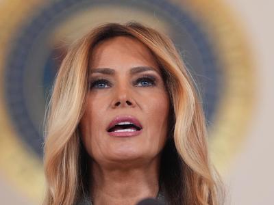 Skrivni načrt: razpustitev kongresa in maziljenje Melanie Trump za kraljico ZDA?