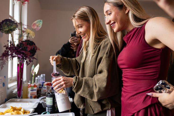 8Vplivnice so si po treningu pilatesa naredile vsaka svoj smuti z nutribullet Portable. | Foto: Blaž Bednjički