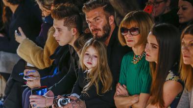 David Beckham in otroci v prvi vrsti Victorijine revije
