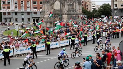 Protesti krojijo Dirko po Španiji: kolesarji povedali svoje