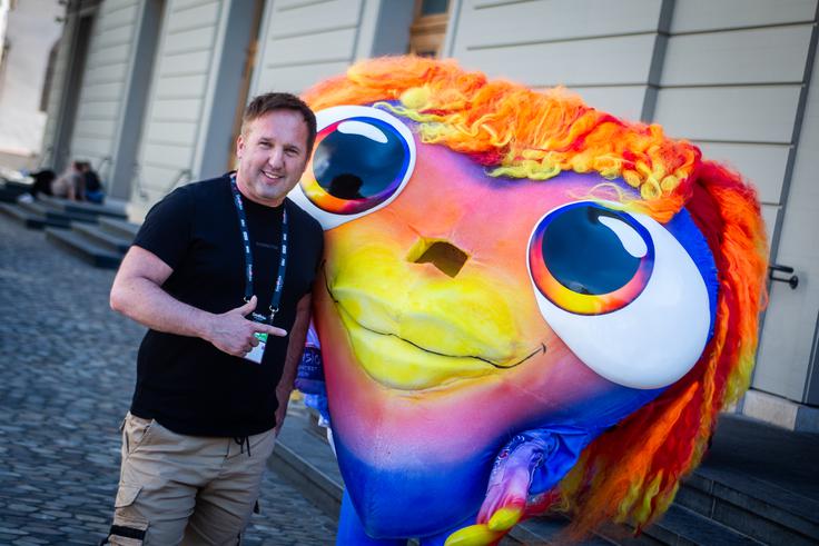 Alesh Maatko in Lumo, uradna maskota nedavno končane Evrovizije v Baslu | Foto: Gaja Hanuna