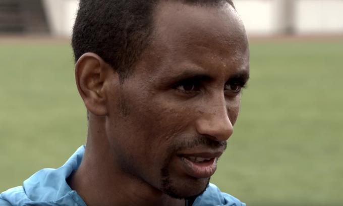 Yonas Kinde je 36-letni maratonec iz Etiopije. V Luksemburgu vozi taksi. Prej je treniral vsak dan, ko se je pojavila možnost olimpijskih iger, pa dvakrat na dan. | Foto: 