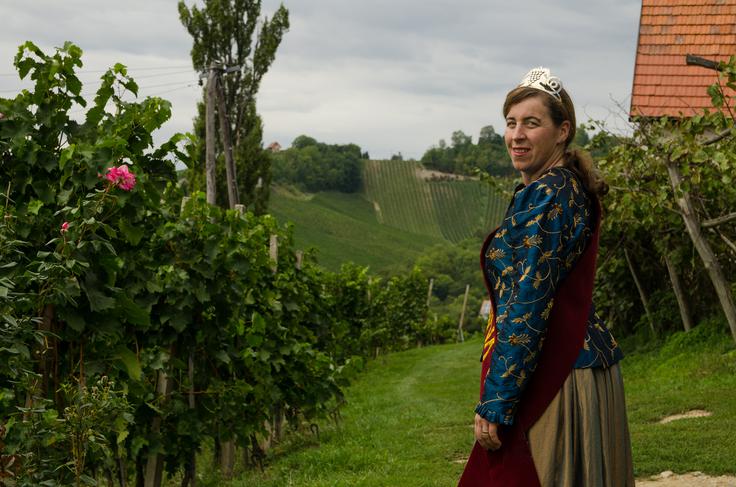 Turistična kmetija Dreisiebner, Srce med vinogradi, Špičnik Jankova snaha Andreja Dreisiebner, aktualna svečinska vinska kraljica, vodi turizem na kmetiji. | Foto: Matjaž Vertuš