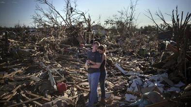 Tornado za seboj pustil smrt in razdejanje (VIDEO in FOTO)
