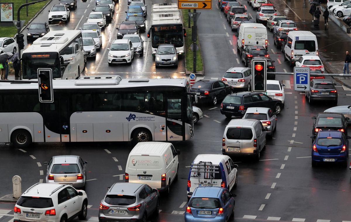 zastoj v križišču | Vozniki pogosto zapeljejo v križišče, čeprav je promet pred njimi zaustavljen, cesta, na katero želijo zapeljati, pa zatrpana z vozili. Potem pa se še na voznika, ki je ustavil ob zeleni luči, vsuje val kletvic in hupanja.    | Foto STA