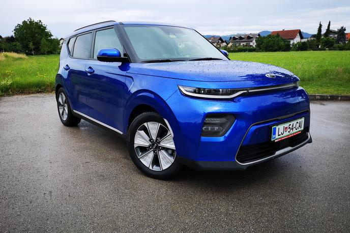 Kia e-soul | Kia e-soul je svojevrstni električni avtomobil, ki je zelo poseben in tudi oblikovno ni izdelan po evropskih smernicah. Z dolžino 4,1 metra pa predstavlja odličen "paket" električnega avtomobila. | Foto Gregor Pavšič