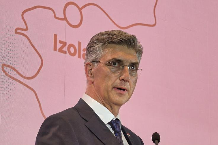 Eden od govornikov na slovesnem odprtju Pical Resorta pri Poreču je bil tudi hrvaški premier Andrej Plenković. V ozadju so obrisi Parenzane, nekdanje ozkotirne železnice med Porečem (italijansko: Parenzana) in Trstom, katere končna postaja je bila prav na območju današnjega resorta. | Foto: Srdjan Cvjetović