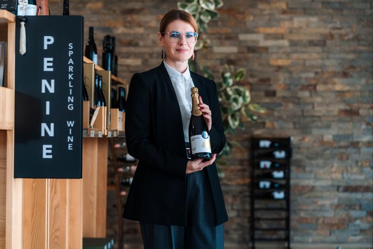 "Na Zlatem griču verjamemo, da vino ni samo darilo, temveč poklon. Ko podariš steklenico, podariš našo krajino, delo vinogradnikov in 800 let tradicije," pravi Katarina Furman, vodja turizma Zlati Grič.  | Foto: Zlati grič