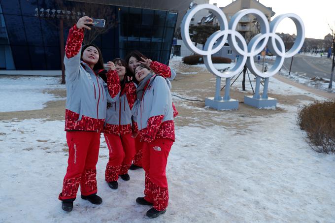 Tako si krajšajo čas prostovoljci na zimskih olimpijskih igrah. | Foto: Reuters