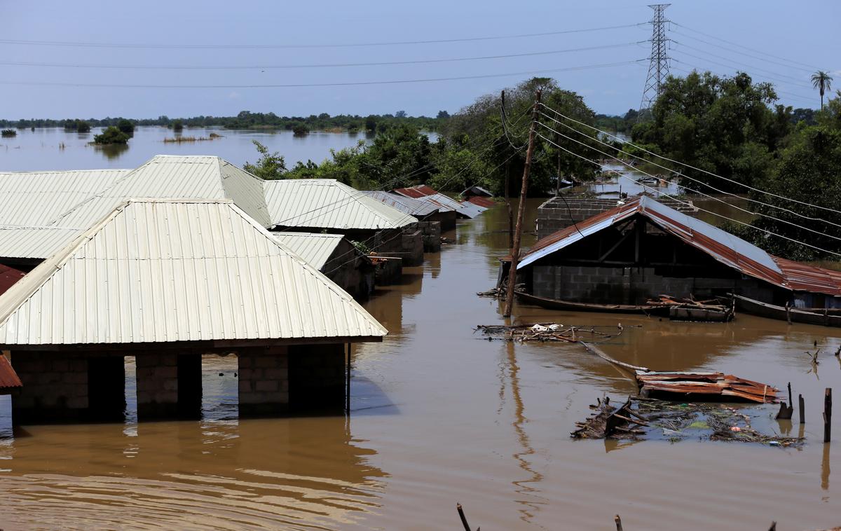 Nigerija poplave | Na prizadetih območjih potrebujejo predvsem šotore, hrano, zdravila in mreže proti komarjem, so sporočili iz agencije za izredne razmere. | Foto Reuters