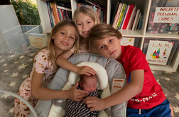 Ana Kurnikova naredila izjemo in delila fotografijo svojih štirih otrok