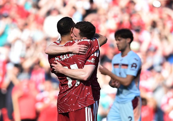 Andy Robertson in Mohamed Salah sta se poslovila od Anfielda. | Foto: Reuters
