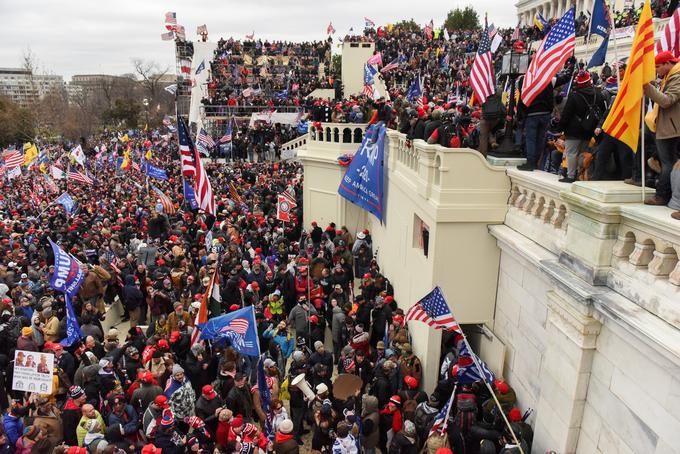 Množici je med nasilnimi protesti 7. januarja brez večjega napora uspelo priti v notranjost kongresne stavbe in tam povzročiti razdejanje. | Foto: Reuters