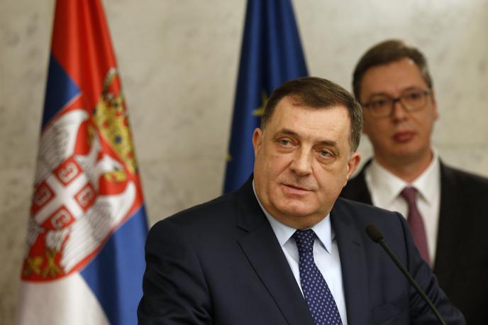 Milorad Dodik Aleksandar Vučić | Predsednik entitete Republike Srbske Milorad Dodik je obtožen, ker je 7. julija 2023 podpisal dva zakona, ki sta določala, da v Republiki Srbski ne izvajajo odločitev Schmidta in ustavnega sodišča BiH. Direktor uradnega lista Republike Srbske Miloš Lukić pa, ker je dan kasneje zakona objavil v uradnem listu entitete. Schmidt je nato oba zakona razveljavil in uvedel spremembe kazenskega zakonika, po katerih so kršitve ustavne ureditve države opredeljene kot kazniva dejanja. | Foto Guliverimage