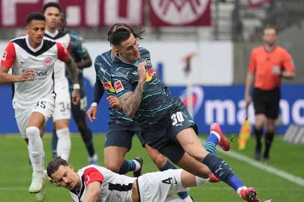 Šeška v boju za ligo prvakov čaka še težko delo, Bayern hladi šampanjec