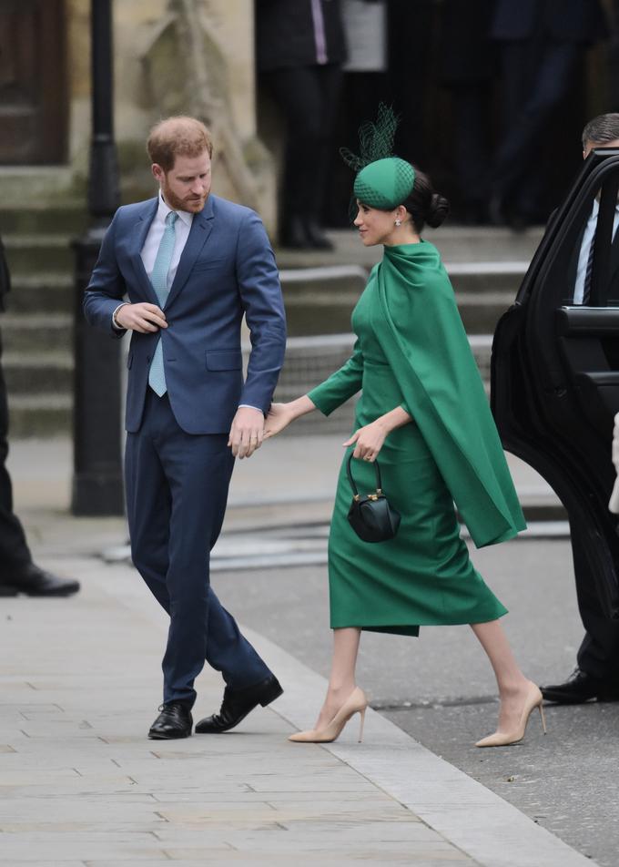 K obleki je kombinirala klobuček v enaki barvi, torbico v bolj smaragdni ter salonarje v kožnem odtenku. | Foto: Getty Images