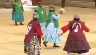 Bolivijske prababice z rokometom preganjajo revmatizem (video)