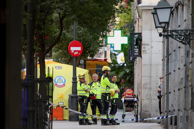 Na kraju nesreče so gasilci in reševalci ruševine odstranjevali pozno v noč. | Foto: Reuters