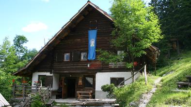Koča na Klemenči jami pod Ojstrico (1208 m)