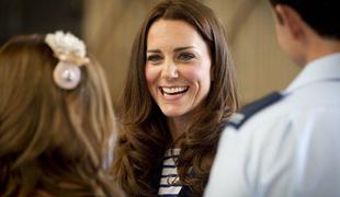 Kate Middleton v mornarski modrini med piloti