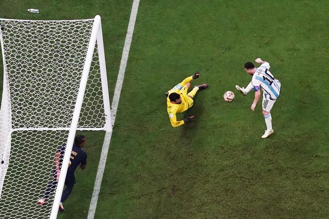 Lionel Messi je po tem strelu popeljal Argentino v vodstvo s 3:2.  | Foto: Reuters