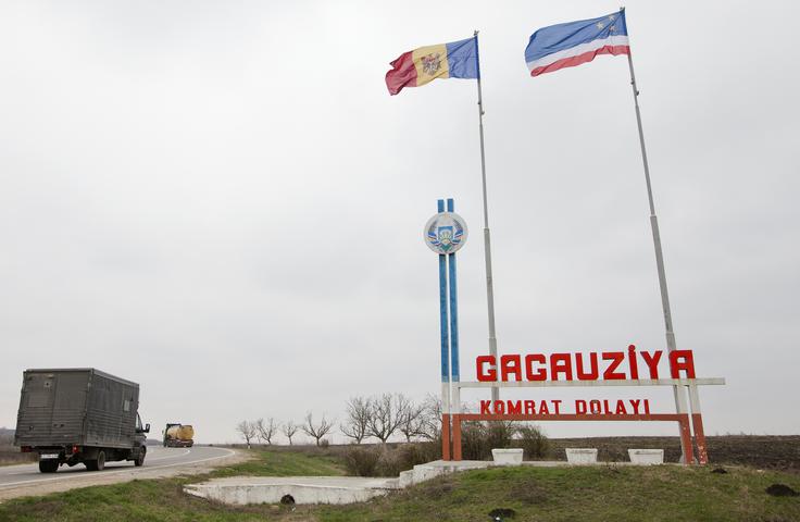Gagavzi, ki živijo na jugu Moldavije, so novembra 1989 (takrat je še obstajala Sovjetska zveza) razglasili lastno avtonomno republiko Gagavzijo znotraj Moldavije. Avgusta 1990 je Gagavzija razglasila neodvisnost od Moldavije, ki je Kišinjev ni priznal. Na referendumu marca 1991 so Gagavzi prepričljivo podprli obstoj Sovjetske zveze, bili so tudi naklonjeni državnemu udaru proti Mihailu Gorbačovu avgusta 1991. Septembra 1991 se je od Moldavije odcepilo rusko govoreče Pridnestrje. Leta 1994 je Gagavzija dobila avtonomijo znotraj Moldavije. Na fotografiji: gagavška (desno) in moldavska zastava na meji avtonomne Gagavzije. | Foto: Reuters