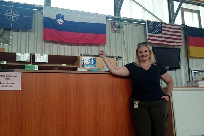 V Marmalu je Meliti na vojaški strani letališča uspelo na potniškem terminalu izobesiti slovensko zastavo. | Foto: Osebni arhiv Melite Podhovnik