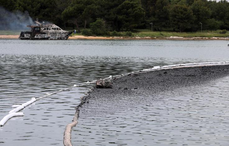 Po morju plavajo saje in bencin.  | Foto: Grgo Jelavic/Pixsell